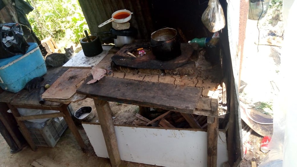 Grupo de trabalhadores cozinham com água compartilhada com animais — Foto: Divulgação/SJDHDS