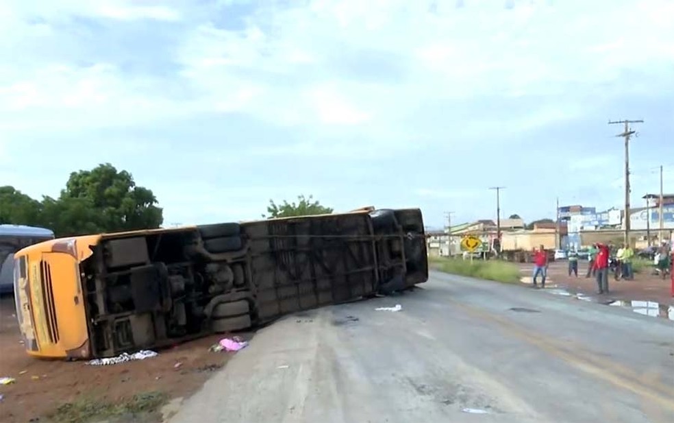 Ônibus tombou na madrugada desta sexta-feira — Foto: Reprodução/TV Bahia