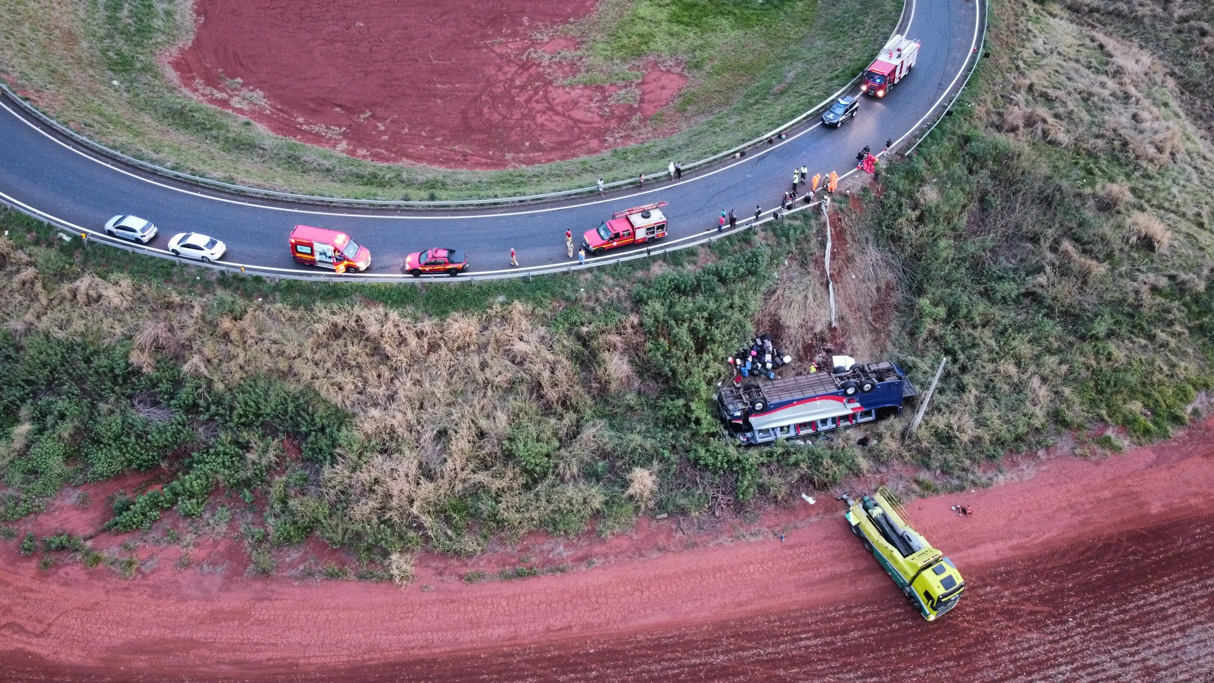 Mais de 25 passageiros que estavam em ônibus que caiu em ribanceira em Uberlândia seguem viagem para SP