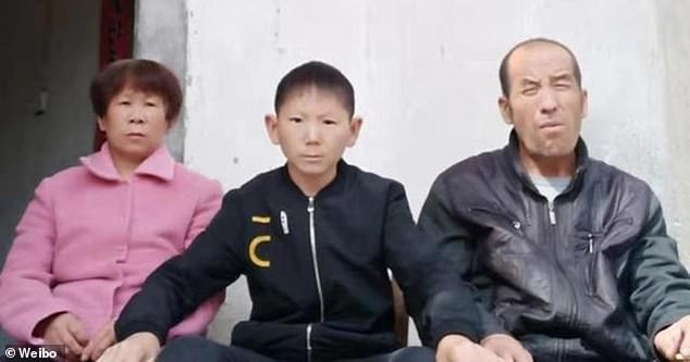 Zhu com seus pais, na China (Foto: Reprodução)