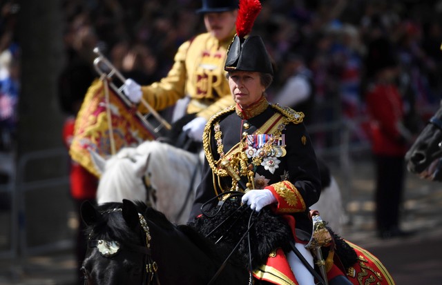 LONDON, ENGLAND - JUNE 02:  Princess Anne, Princess Royal rides horseback during the Trooping the Colour parade  on June 02, 2022 in London, England. The Platinum Jubilee of Elizabeth II is being celebrated from June 2 to June 5, 2022, in the UK and Commo (Foto: Getty Images)