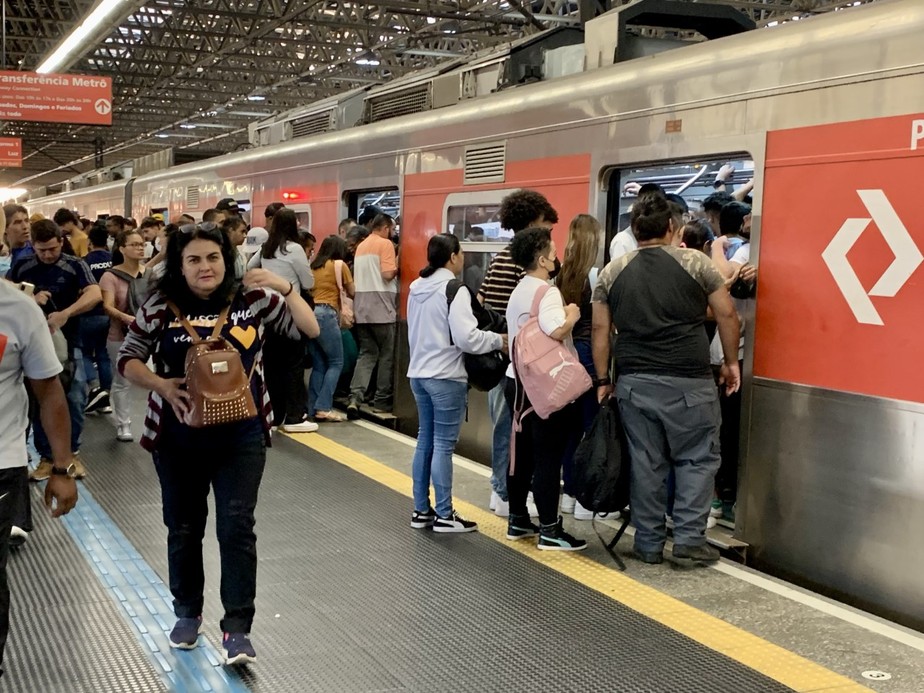 Greve no metrô entra no segundo dia consecutivo em SP nesta sexta; Em Itaquera, passageiros enfrentam lotação