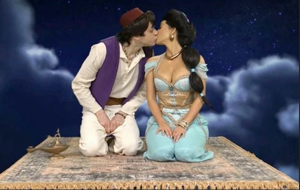 O beijo de Kim Kardashian e Pete Davidson em quadro do Saturday Night Live (Foto: Reprodução)