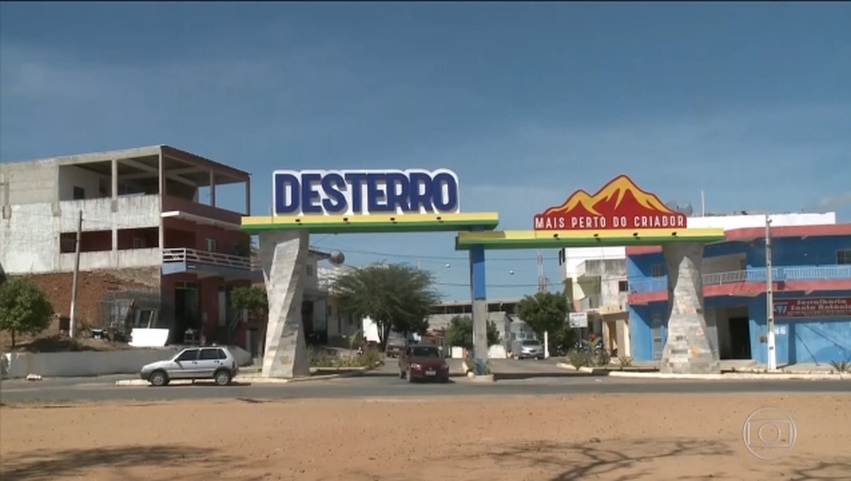 Bom Dia Brasil denuncia prefeito de Desterro que trabalhou apenas quatro dias em 2017 | TV Cabo Branco | Rede Globo