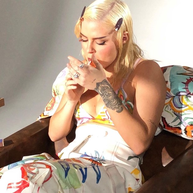 Luísa Sonza é alvo de críticas ao aparecer fumando em lyric video (Foto: Reprodução/Instagram)