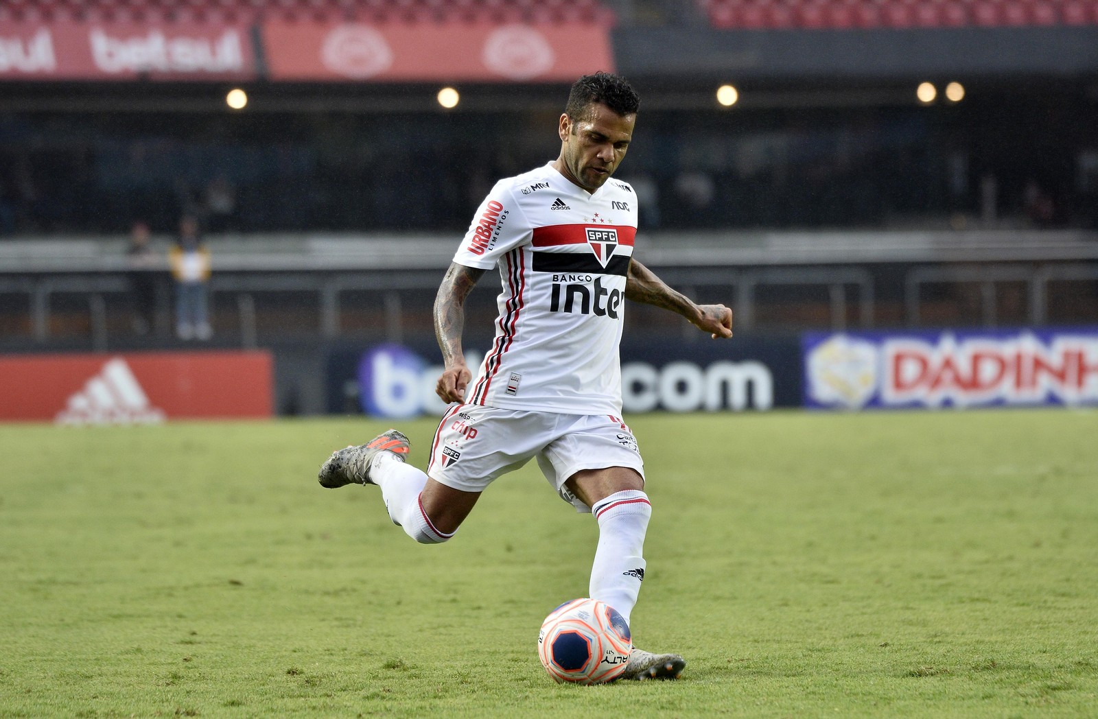 Daniel Alves diz que não é hora de pensar na volta do futebol: 