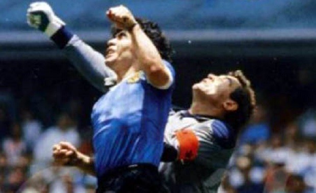 Camiseta 'Mão de Deus' usada por Maradona, na Copa de 1996 (Foto: Wikimedia Commons)