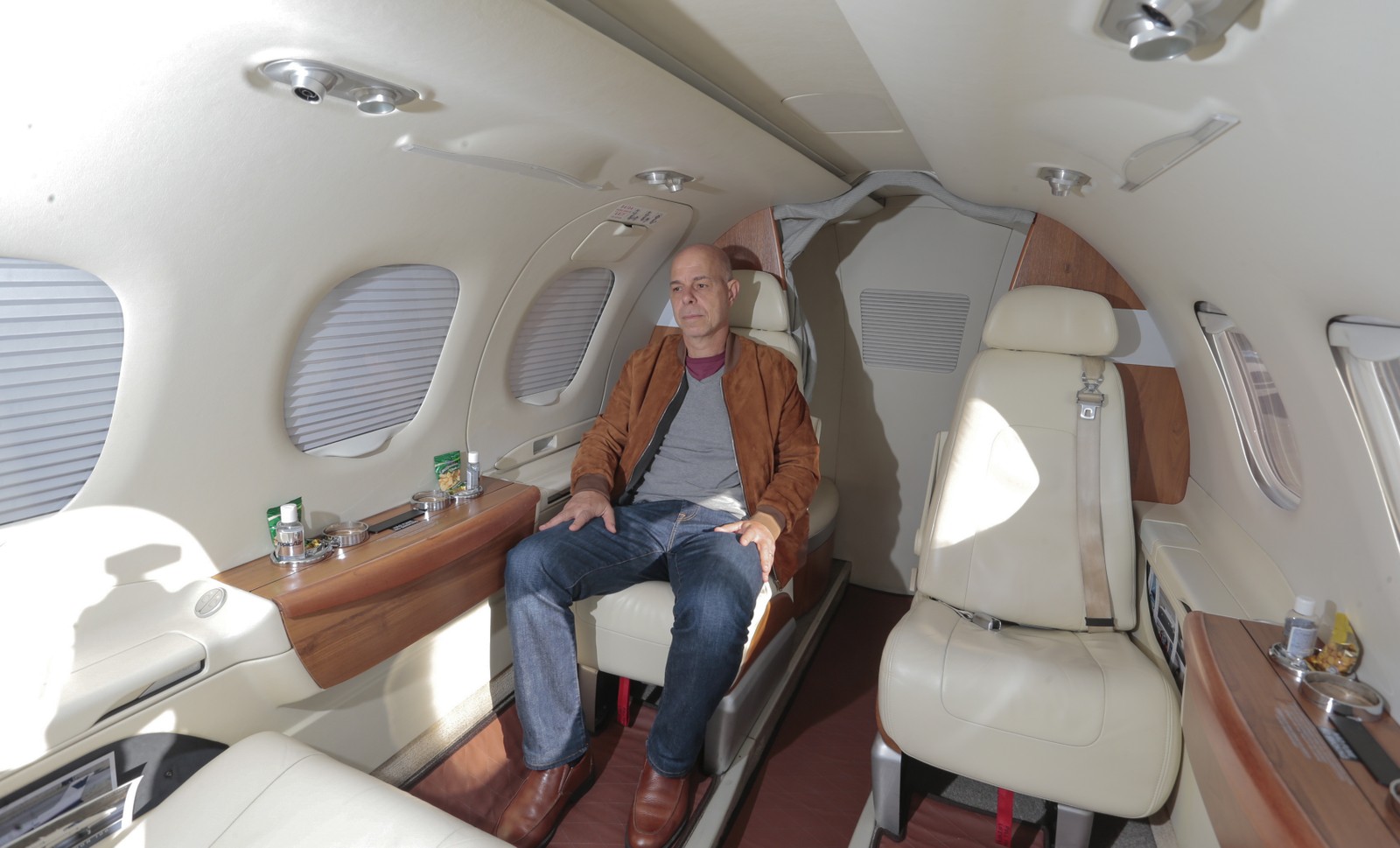 O empresário Marcelo Bellodi se acomoda a bordo do seu jato Embraer Phenon 100, que fica à disposição para fretamentos no hangar da Tropic Air quando ele não está usandoAgência O Globo/2-7-2021