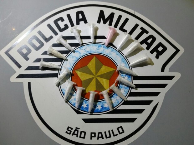 Drogas foram apreendidas com suspeitos (Foto: Polícia Militar/Divulgação)