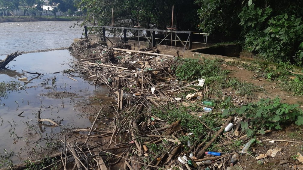 Sujeira prejudica vazão na cachoeira do Véu da Noiva, em Piracicaba — Foto: Edijan Del Santo/EPTV