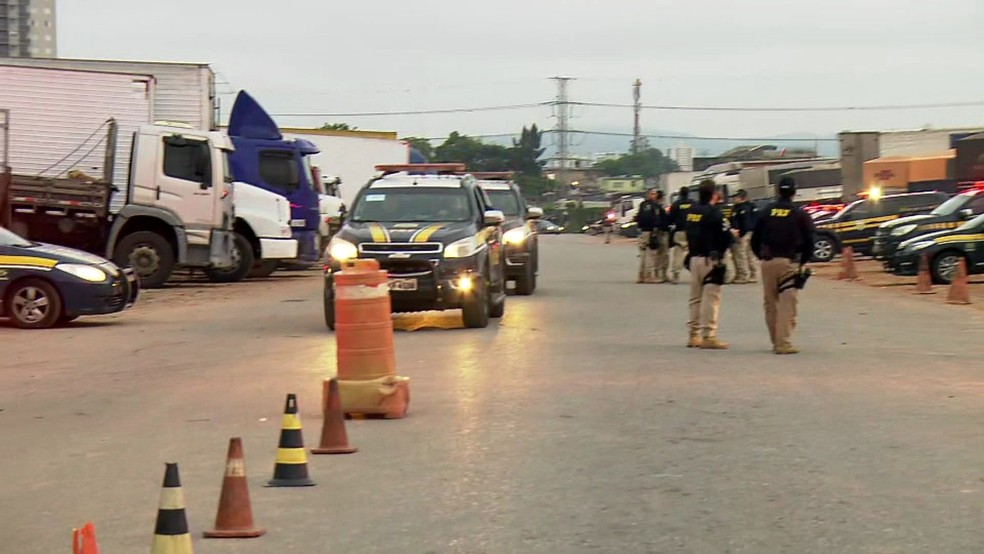 PRF faz operação contra crime organizado no terminal de cargas Fernão Dias — Foto: TV Globo/Divulgação