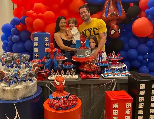 Simaria celebra aniversário de Pawel com marido e filha (Foto: Divulgação)