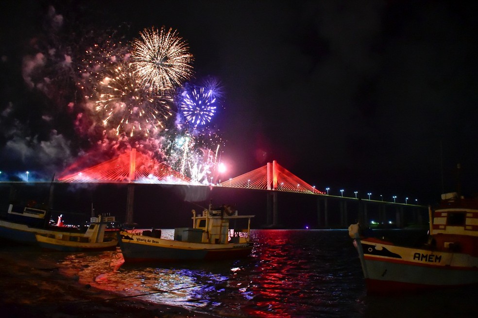 Queima de fogos na ponte Newton Navarro, em Natal — Foto: Pedro Vitorino