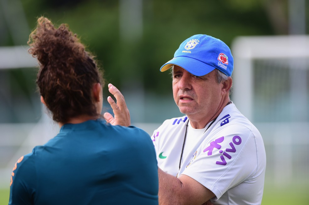 Vadão conversa com Cristiane na véspera de Brasil x Itália pelo Grupo C — Foto: Getty Images