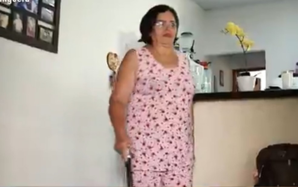 Sônia conta que precisa da ajuda de uma bengala para andar há seis anos — Foto: Reprodução/TV Anhanguera