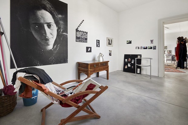 Godard recria escritório dentro da sede da Prada (Foto: FOTOS  AGOSTINO OSIO / DIVULGAÇÃO)