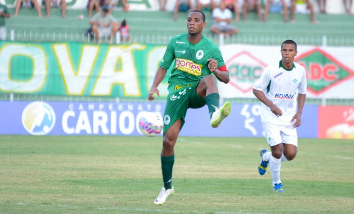 Alfredo leva mãos à cabeça no gol do Boavista: 
