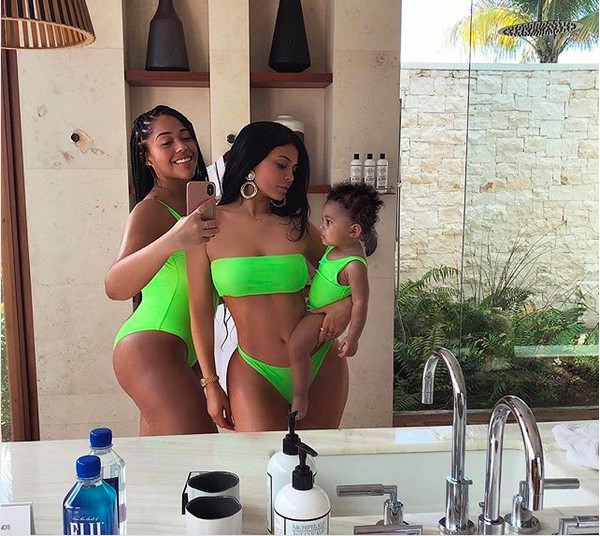 A socialite Kylie Jenner nas Ilhas Turcas e Caicos, no Caribe, na companhia de uma amiga e com a filha no colo (Foto: Instagram)