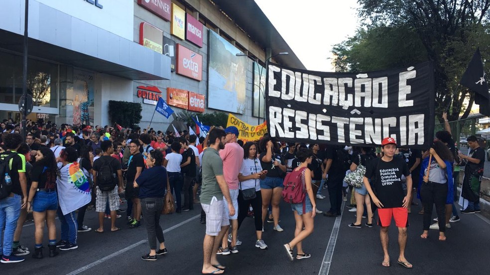 Manifestação em defesa da educação, em Natal — Foto: Heloísa Guimarães/Inter TV Cabugi