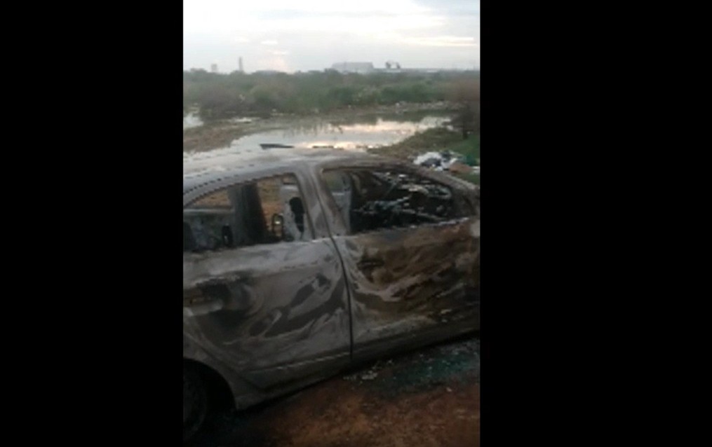 Corpo de homem é encontrado em carro incendiado no norte da Bahia; dono do veículo está desaparecido