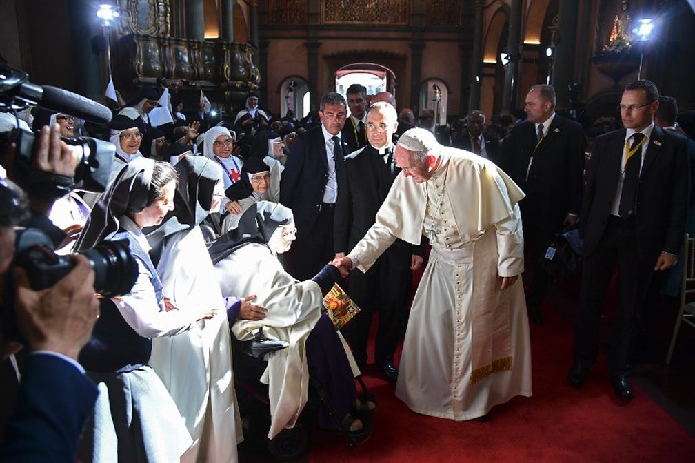 Papa Francisco cumprimenta freiras ao chegar ao Santuário do Senhor dos Milares em Lima, neste domingo (21) (Foto: Vincenzo Pinto/AFP)