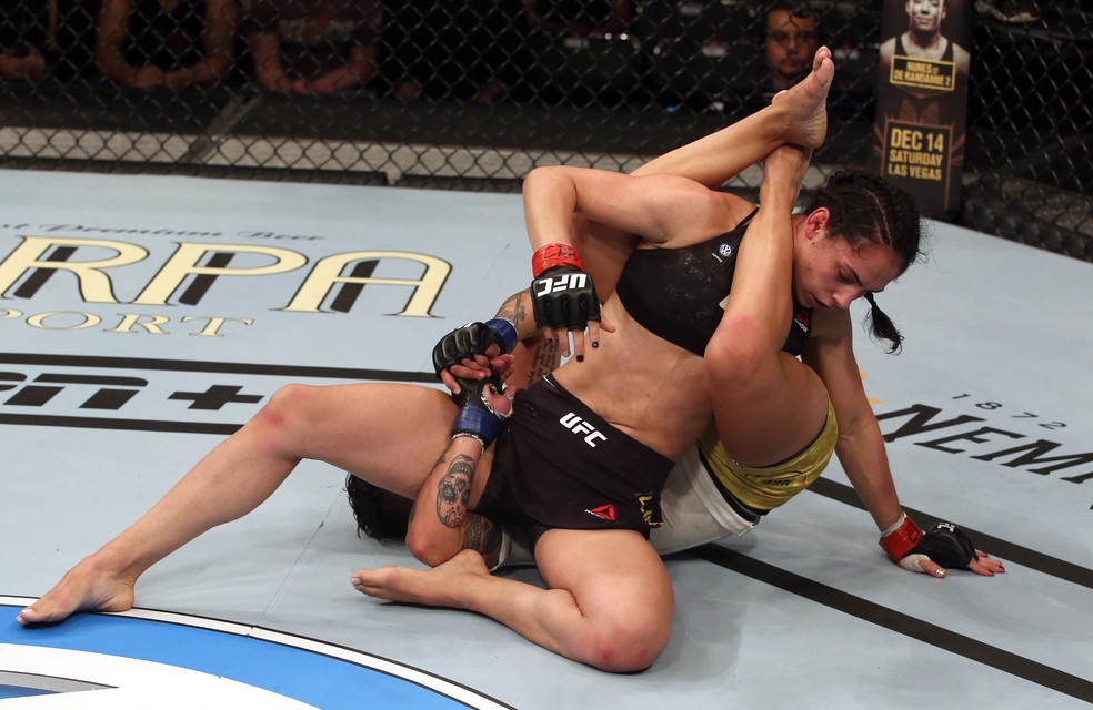Isabela de Pádua encaixa um triângulo invertido em Ariane Lipski no UFC São Paulo — Foto: Getty Images