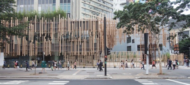 Contraste. A fachada da Japan House, em São Paulo, criação de Kengo Kuma, foi feita com encaixes de madeira hinoki, espécie de cipreste japonês (Foto: Divulgação)