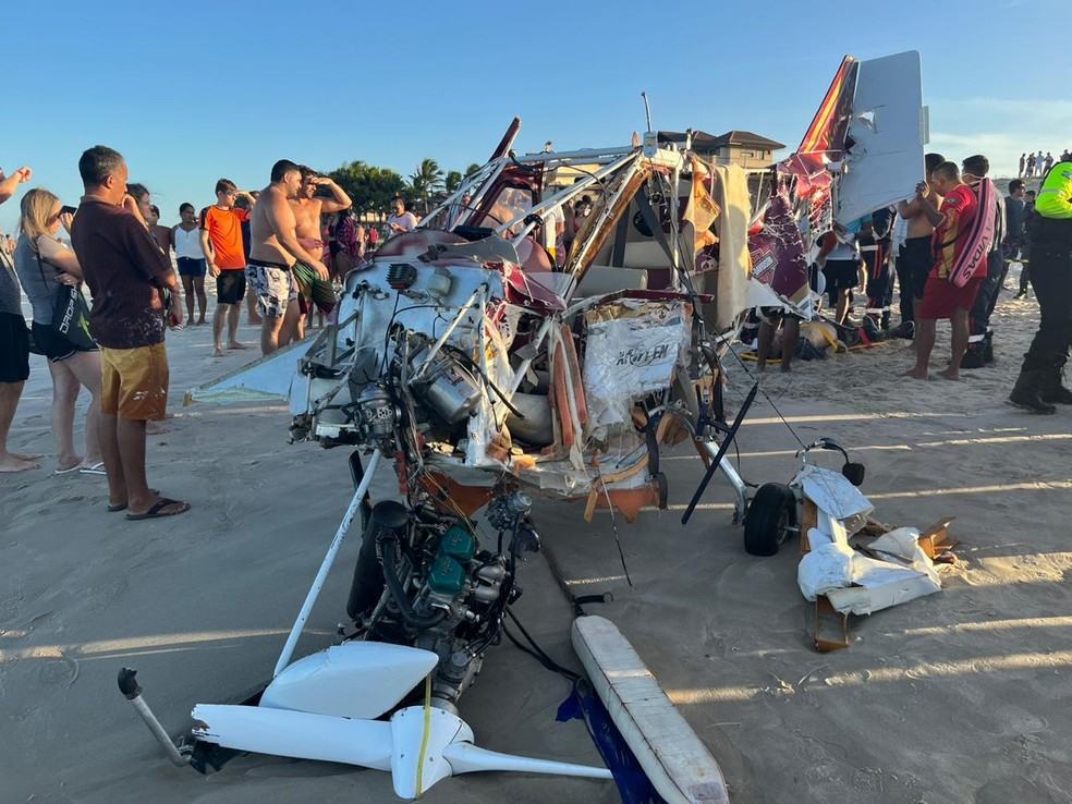 Aeronave caiu na Praia de Aquiraz, na Grande Fortaleza — Foto: Corpo de Bombeiros/Divulgação