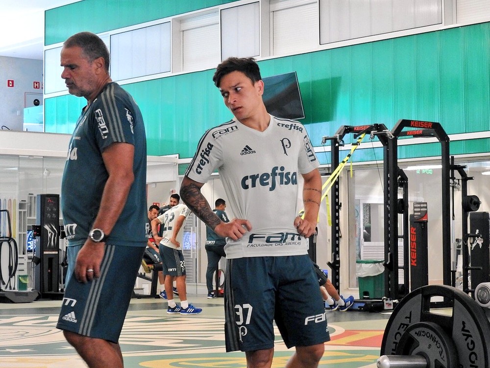 De volta ao Palmeiras, Artur admira ídolos do elenco 