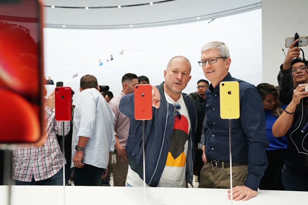 Tim Cook e Jony Ive observam iPhone XR — Foto: Divulgação / Apple
