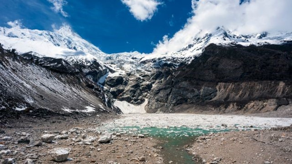 Estima-se que 1,9 bilhão de pessoas vivam nas bacias hidrográficas abastecidas por geleiras do HKH — Foto: Getty Images via BBC