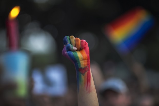 LOS ANGELES, CA - JUNE 13: A defiant fist is raised at a vigil for the worst mass shooing in United States history on June 13, 2016 in Los Angeles, United States. A gunman killed 49 people and wounded 53 others at a gay nightclub in Orlando, Florida early (Foto: Getty Images)