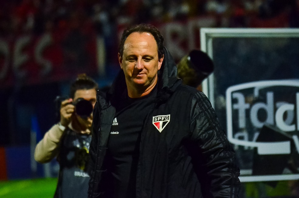 Rogério Ceni não gostou da atuação do time na parte final do jogo — Foto: R.Pierre/AGIF