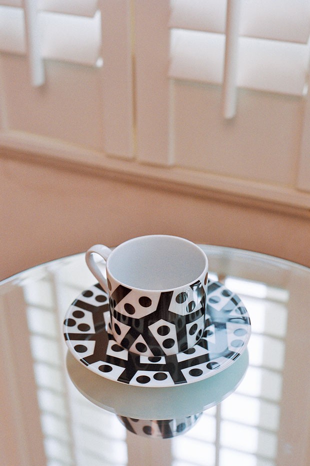 Conjunto de porcelana inspirado no estilo Memphis (Foto: Kasia Bobula / divulgação)