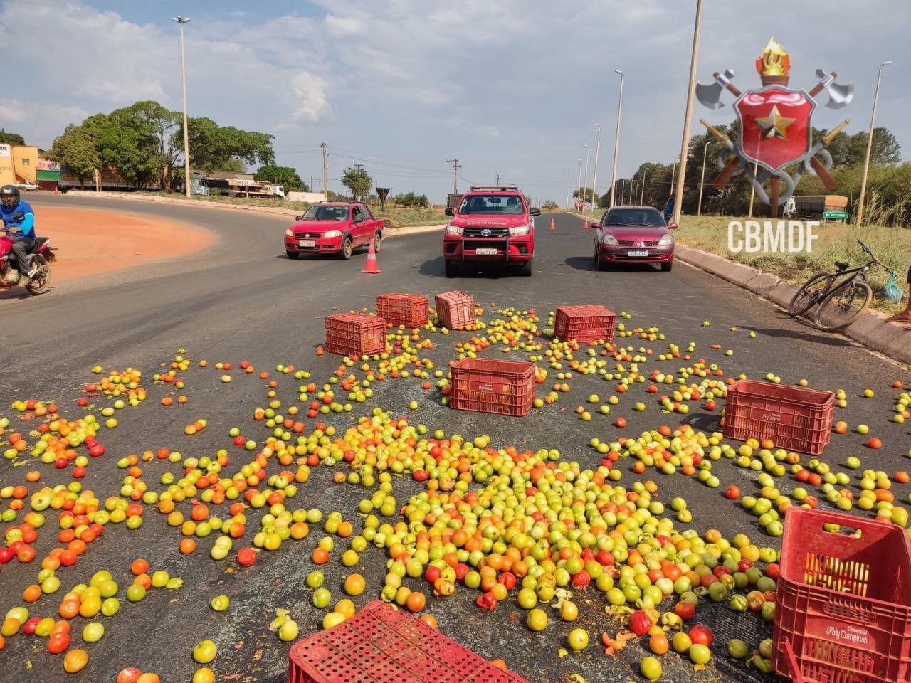 FOTOS: caminhão de tomate tomba e via é parcialmente interditada em São Sebastião, no DF 