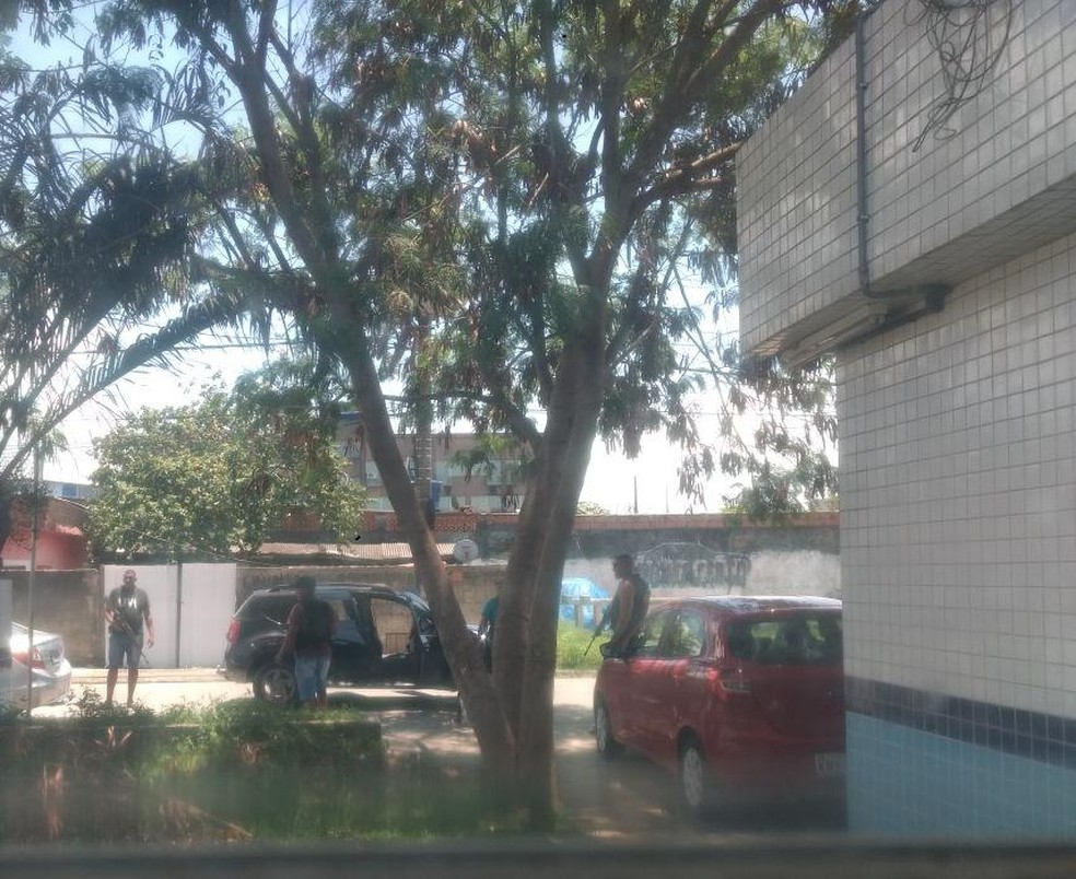 Milicianos, com fuzis à mostra, no bairro Vila Margarida, em Itaguaí:  (Foto: Reprodução/Arquivo Pessoal)