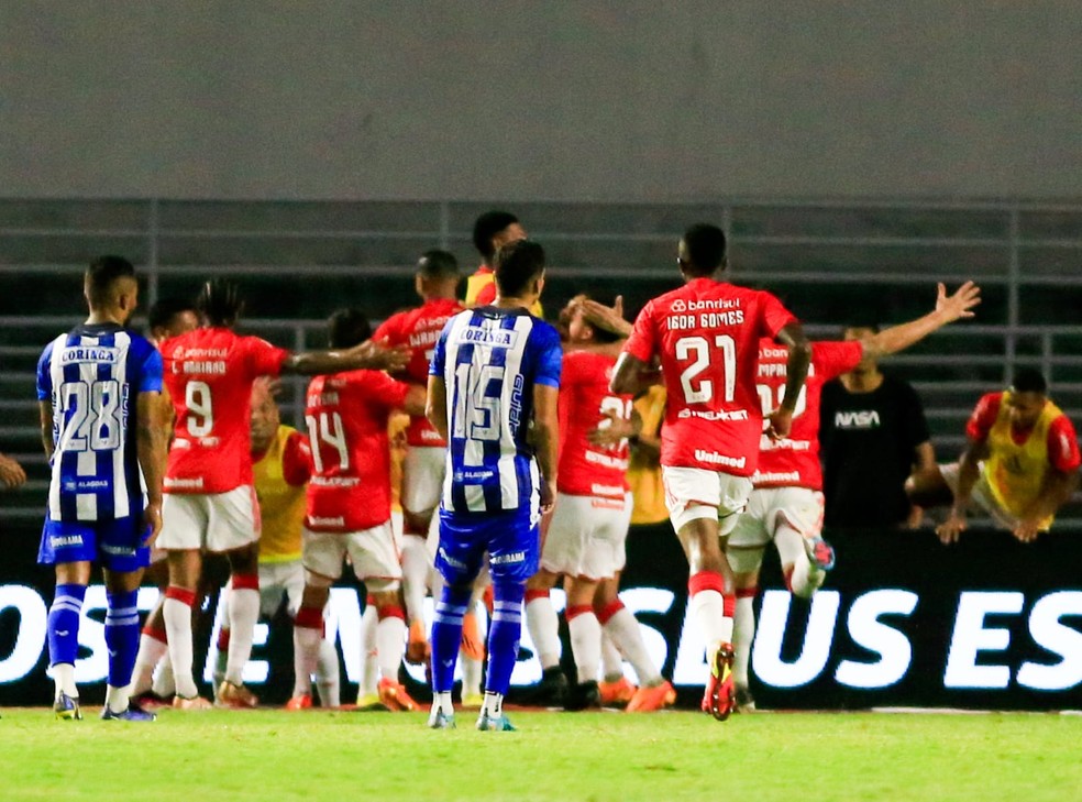 Contra o CSA, jogadores do Inter comemoram o gol de Alan Patrick — Foto: Ailton Cruz