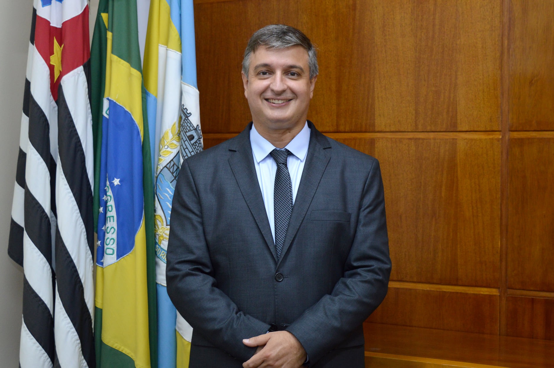 Prefeito de São José do Rio Pardo é internado para tratar cálculo renal