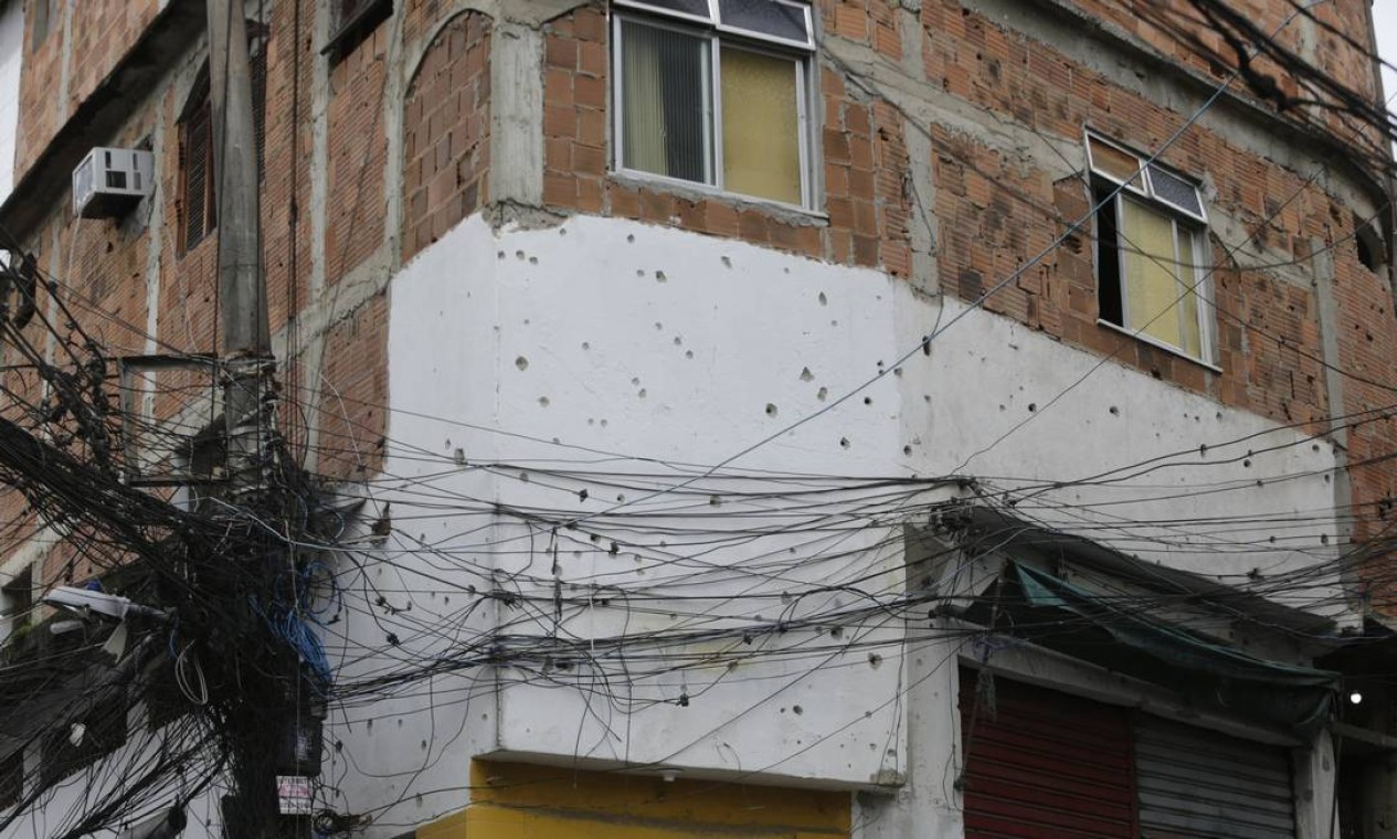 Marcas de tiro são vistas em paredes e muros de casas no Jacarezinho — Foto: Domingos Peixoto / Agência O Globo