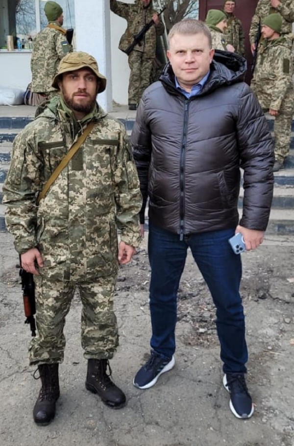 Vasiliy Lomachenko como soldado ao lado de um cidadão ucraniano (Foto: Facebook)