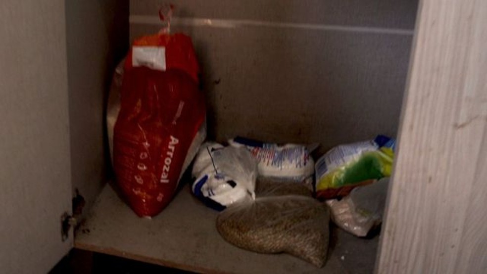 Assim como a geladeira, despensa da casa onde Vitória vive com o marido e a filha de 1 ano está quase vazia — Foto: Fernando Otto/BBC News Brasil