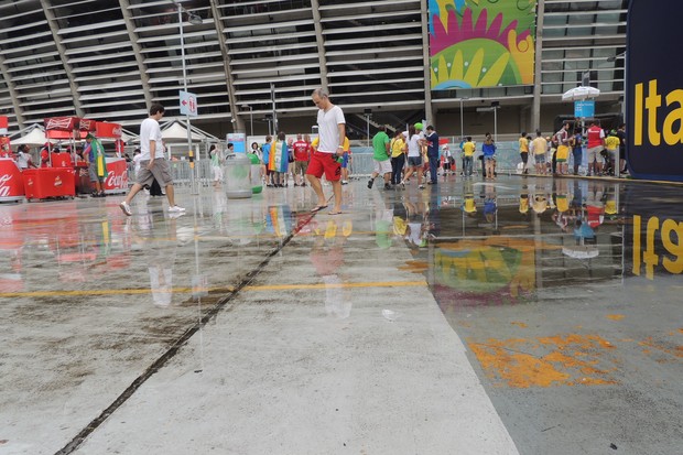 Arredores do estádio Fonte Nova ficam cheios d'água com a chuva (Foto: Erik Paulussi/GQ)