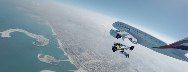 Vince Reffet e Yves Rossy voam ao lado do maior avião do mundo, o Airbus 380 — Foto: XDubai / Divulgação
