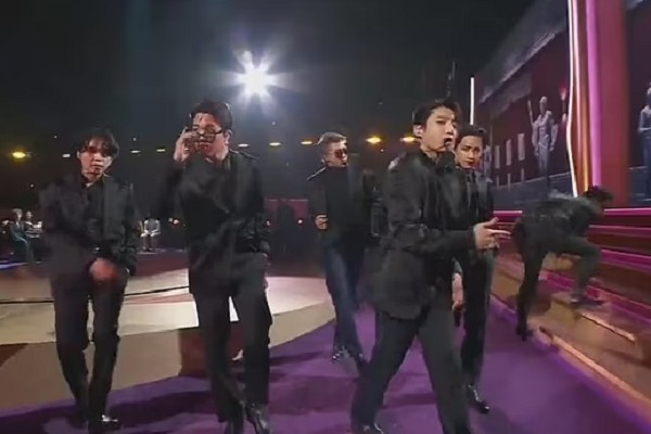 A quase queda do músico sul-coreano J-Hope na apresentação do BTS no Grammy 2022 (Foto: Reprodução)