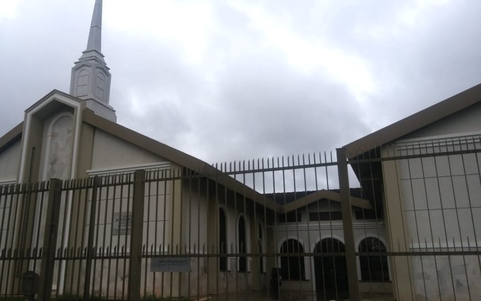 Homem esfaqueia fiÃ©is na Igreja de Jesus Cristo dos Santos dos Ãšltimos Dias, em Aparecida de GoiÃ¢nia â€” Foto: Henrique Ramos/TV Anhanguera