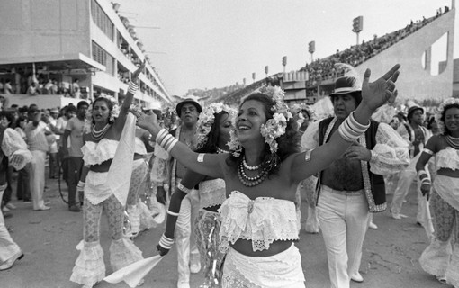 Beth Carvalho desfilando para Portela em 5 de março de 1984