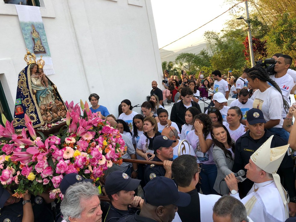 Chegada da imagem de Nossa Senhora do Monte Serrat no Santuário, em Santos — Foto: Matheus Tagé/A Tribuna Jornal