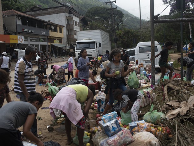 RIO DE JANEIRO, BRAZIL âFEBRUARY 16: Residents of favela Morro da Oficina fight over food discarded from the supermarket after heavy rains hit Petropolis, Rio de Janeiro, Brazil on February 16, 2022. At least 67 have been killed after heavy rains hit Petr (Foto: Anadolu Agency via Getty Images)