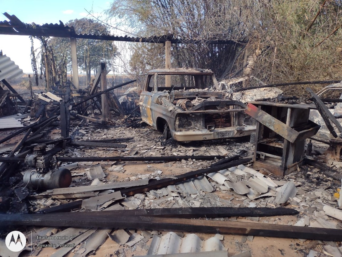 Incêndio em palhada se espalha e destrói oficina com 12 carros e trator em MT - Vimarsana News