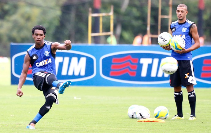 Na véspera da semifinal, Jayme comanda recreativo e não indica time